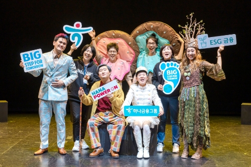 하나금융그룹은 20일부터 23일까지 나흘간 세종문화회관에서 공연되는 창작 뮤지컬 ‘드리머스(Dreamers)’를 후원한다. 발달장애인 배우 등 '드리머스(Dreamers)' 공연팀이 최종 리허설을 앞두고 무대 위에서 밝게 웃으며 기념 촬영을 하고 있다. /사진제공=하나금융그룹