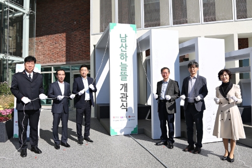 롯데홈쇼핑은 서울 남산도서관 옥외공간에 업사이클링 자재를 활용한 친환경 독서공간 ‘남산하늘뜰’을 조성하고 개관식을 진행했다. (왼쪽부터 황규홍 한국 구세군 업무국장, 정재웅 한국환경공단 자원순환본부장, 이동규 롯데홈쇼핑 ESG실장, 김양주 남산도서관장, 윤재삼 서울특별시 자원회수시설추진단장, 서울특별시 교육청 구자희 평생진로교육국장) /사진제공=롯데홈쇼핑