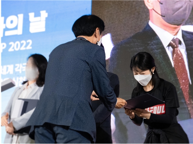 ▲해양수산부로부터 표창장을 수상하고 있는 한유사랑 대표 / 이타서울 제공