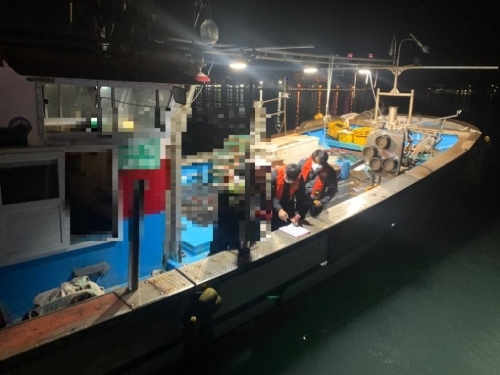 어로행위 단속 모습 (사진제공 = 완도해양경찰서)