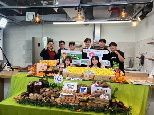 농협창업농지원센터는(센터장 신상일, 사진 두번째줄 왼쪽에서 네번째)는 19일 농협몰과 네이버쇼핑 라이브를 통해 청년창업농 라이브커머스를 진행하며 판로확보 지원활동도 병행하였다. /제공=농협중앙회