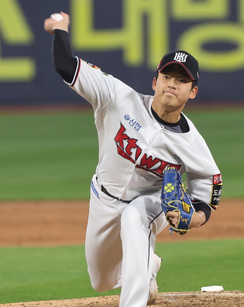 7회에 무사 1, 3루의 위기에서 등판한 고롤 루키 박영현은 키움의 이용규-이정후-김혜성을 상대하면서 무안타 무실점을 막아내는 담대한 피칭으로 kt 승리를 뒷받침했다.