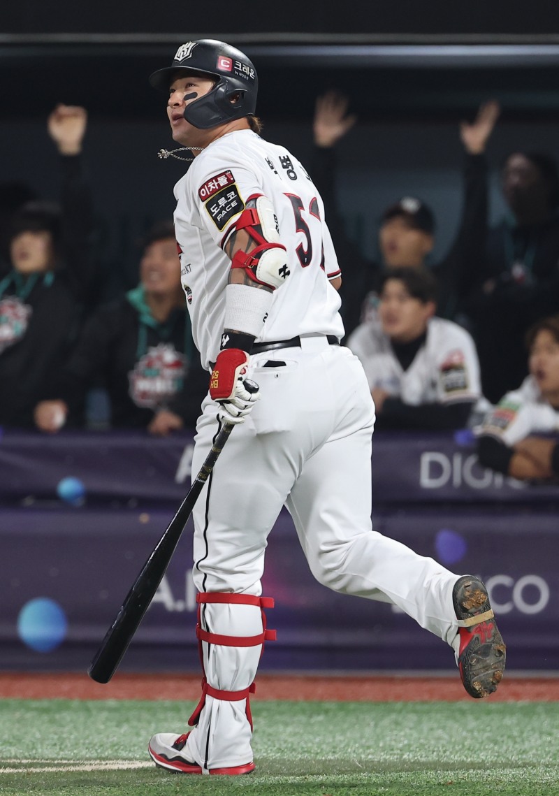 역전 결승타를 비롯해 4안타로 준플레이오프전 한경기 최다안타 타이를 기록한 박병호는 데일리 MVP에 선정됐다.