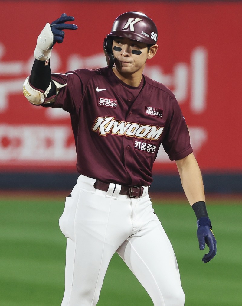 이정후는 1회초 선제 타점을 올리는 우중간 깊숙한 2루타로 포스트시즌 17경기 연속안타 신기록을 이어가는 등 혼자서 2타점을 올렸다.