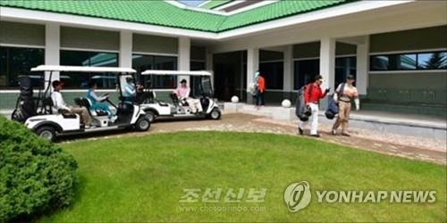 (평양 조선신보=연합뉴스) 라운드 준비하는 평양 골프장 내장객