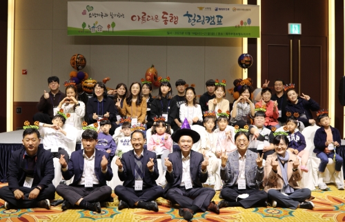 지난 19일 하이트진로 김인규 대표(앞줄 오른쪽 세번째)와 소방청 홍영근 기획조정관(앞줄 왼쪽 세번째)을 포함한 ‘하이트진로와 함께하는 소방가족 힐링캠프’ 참가자들이 기념 촬영을 하고 있다.