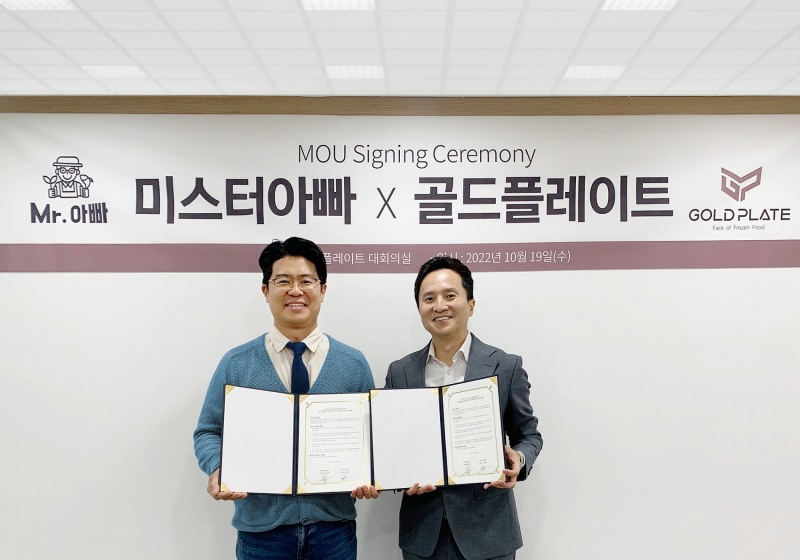 사진=우측 골드플레이트 이정택 대표와 좌측 미스터아빠 서준렬 대표가 전략적 제휴식에서 기념 촬영을 하고 있다.