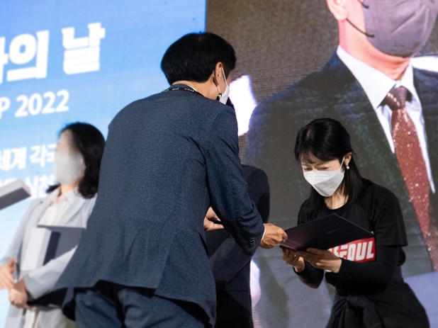 ▲해양수산부로부터 표창장을 수상하고 있는 한유사랑 대표 / 이타서울 제공