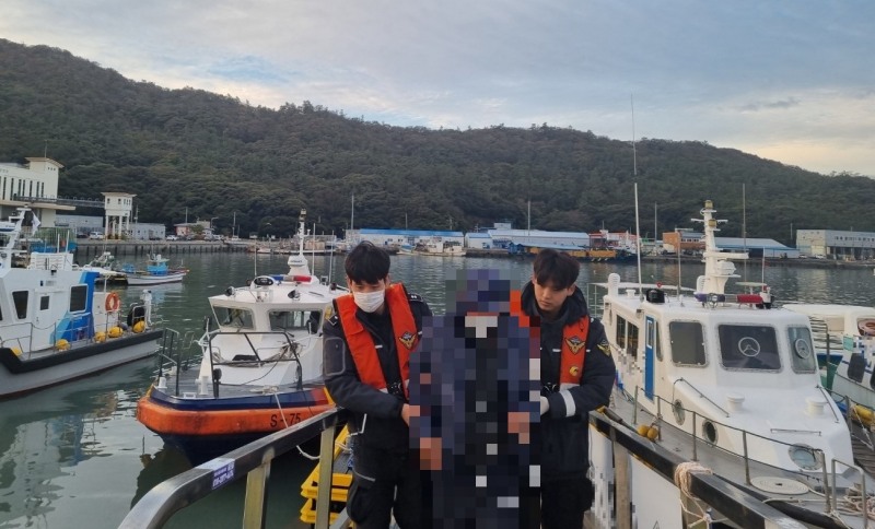 목포해경이 진도군 조도에서 발생한 응급환자를 육지로 이송하고 있다 (사진제공 = 목포해양경찰서)