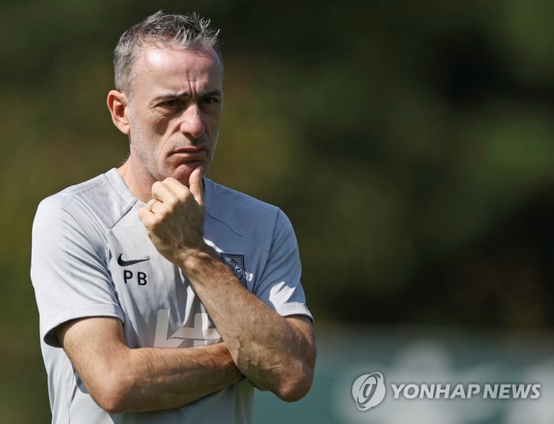 (파주=연합뉴스) 경기도 파주 NFC(국가대표트레이닝센터)에서 생각에 잠긴 축구대표팀 파울루 벤투 감독.대표팀은 23일 고양종합운동장에서 코스타리카와, 27일 상암월드컵경기장에서 카메룬과 평가전을 치른다.