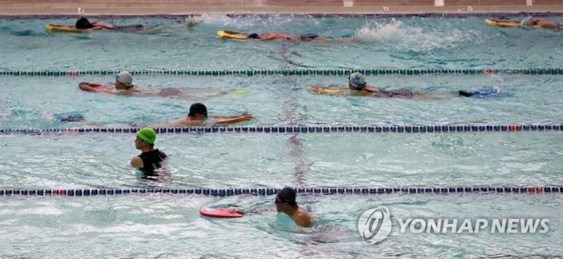 일반인들이 심신단련을 위해 레크리에이션으로 수영을 배우고 있다. 사진은 광주 광산구 남부대학교 시립국제수영장에서 이용객이 강습을 받는 모습. [연합뉴스 자료사진]