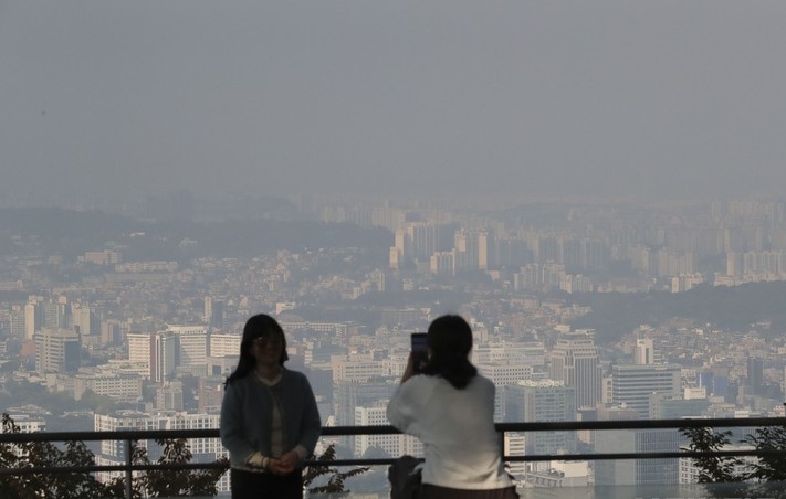 수도권 지역에 미세먼지와 초미세먼지가 한때 나쁨수준을 보인 지난 21일 오후 서울 중구 남산에서 시민들이 미세먼지로 덮인 도심을 바라보고 있다.