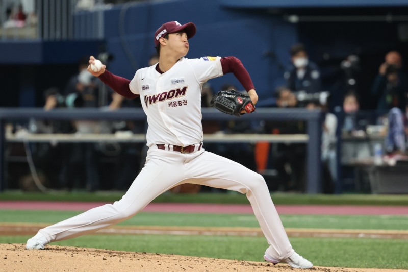 안우진은 지금까지 포스트시즌에 16게임에 나서 4승2홀드를 올렸으나 아직까지 선발승은 없다. 지난해 두산과의 와일드카드전 첫 선발 이후 3번째 선발에서 첫 선발승을 할 수 있을지 여부에 관심이 쏠린다.