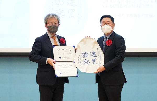 현대일렉트릭 대표이사 조석 사장(오른쪽)이 21일 경북 포항시 포항공과대학교에서 열린 ‘2022년 한국품질경영학회 추계 학술대회 품질상 시상식’에서 ‘글로벌품질경영인 대상’을 수상했다. 사진=현대일렉트릭