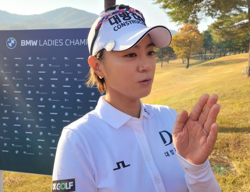 3라운드 마치고 취재진과 인터뷰하는 최나연