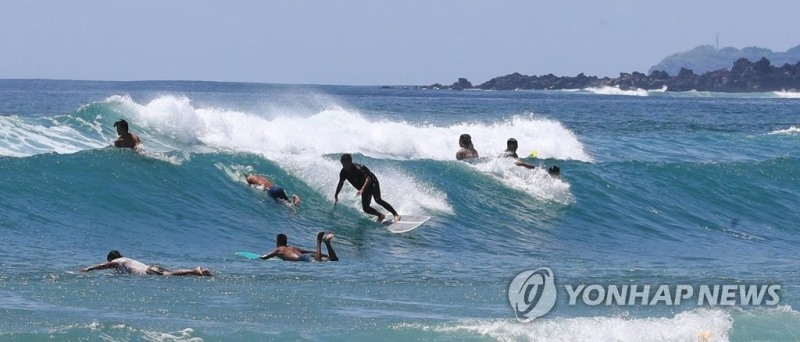 강원도 양양 죽도 해수욕장에서 '서핑 삼매경'에 빠진 젊은이들 모습. [연합뉴스 자료사진]