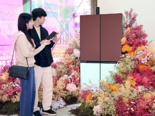 LG전자 모델들이 팝업스토어에서 LG 디오스 오브제컬렉션 무드업을 체험하고 있다. /사진 제공=LG전자