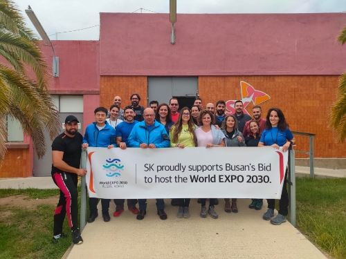SK지오센트릭 SK프리마코유럽 구성원들이 2030 부산엑스포 유치를 응원하고 있다. /사진 제공=SK이노베이션