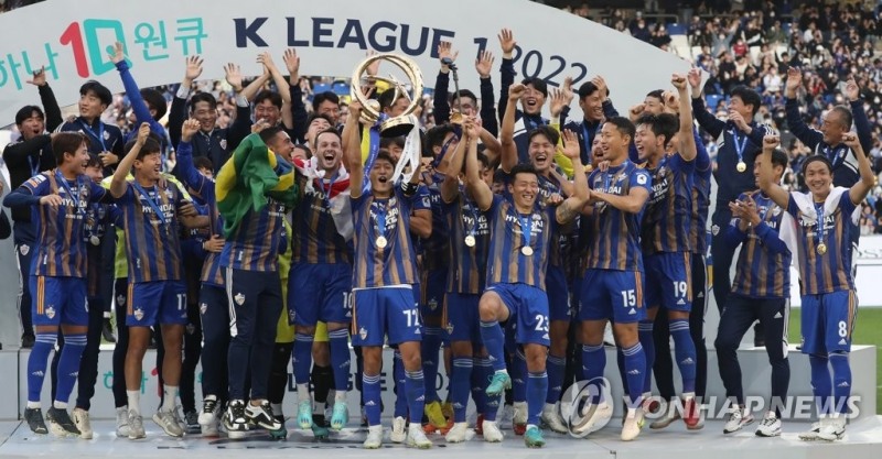 (울산=연합뉴스) 23일 울산 문수축구경기장에서 하나원큐 K리그1 우승팀인 울산 현대 선수들이 우승컵을 들고 세리머니를 하고 있다.