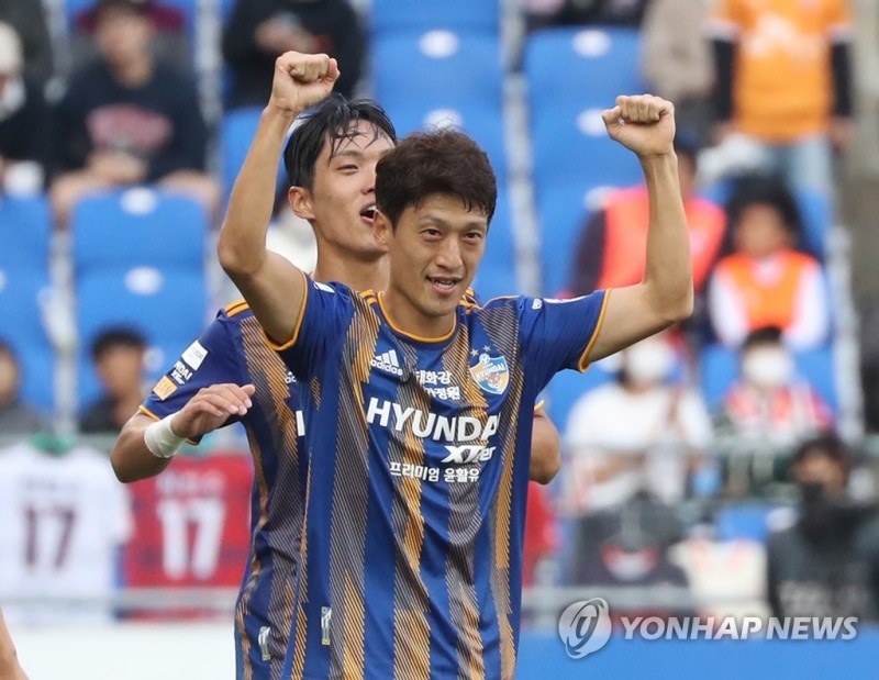 (울산=연합뉴스) 23일 울산 문수축구경기장에서 열린 하나원큐 K리그1 울산 현대와 제주 유나이티드의 경기에서 울산 이청용이 골을 넣고 세리머니하고 있다.