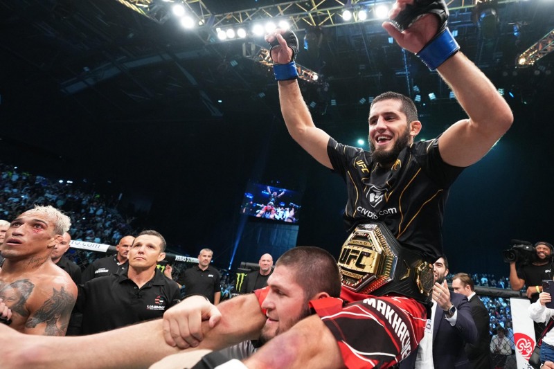 하빕 무등을 타고 기뻐하는 새 챔피언 마카체프(사진=UFC)