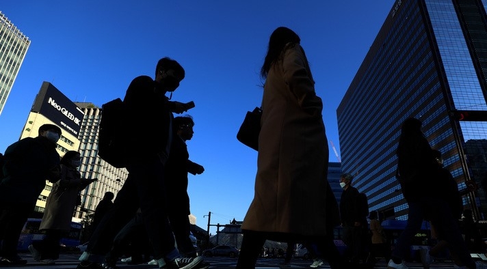 추위가 이어지고 있는 지난 19일 오전 서울 종로구 광화문네거리에서 외투를 입은 시민들이 이동하고 있다.