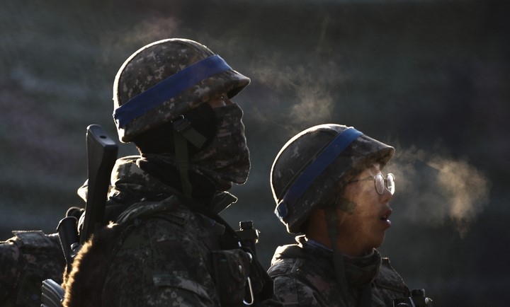 호국훈련이 진행 중인 지난 19일 오전 경기 여주시 북내면 인근에서 11사단 장병들이 도하훈련 준비를 하고 있다.