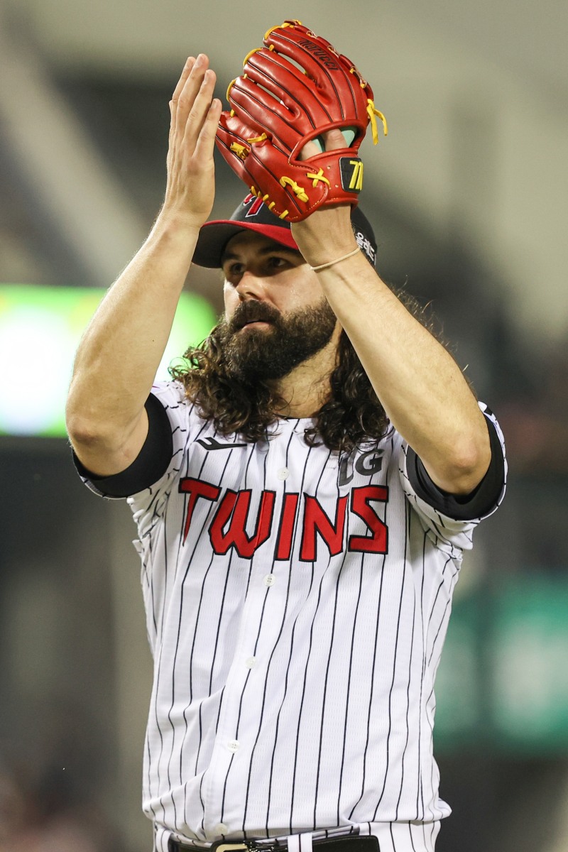 KBO 입성 4년만에 다승왕에 오른 켈리가 키움과의 플레이오프 1차전에 선발로 기선 제압에 나선다