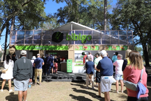 미국 사우스캐롤라이나 콩가리 골프 클럽에서 열린 THE CJ CUP에서 갤러리들이 비비고 부스를 방문하는 모습