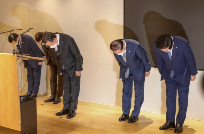 사진=SPC 허영인 회장과 임원진이 평택 제빵공장 사고에 대한 사과 인사를 하고 있다.사진출처=SPC