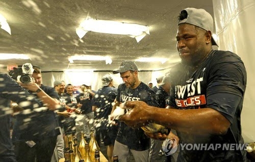 휴스턴 선수들이 샴페인을 터뜨리고 있다.