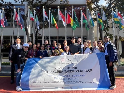 국기원에서 전 태권도 국가대표 이대훈 선수와 기념 촬영 모습. /사진 제공=한국관광공사