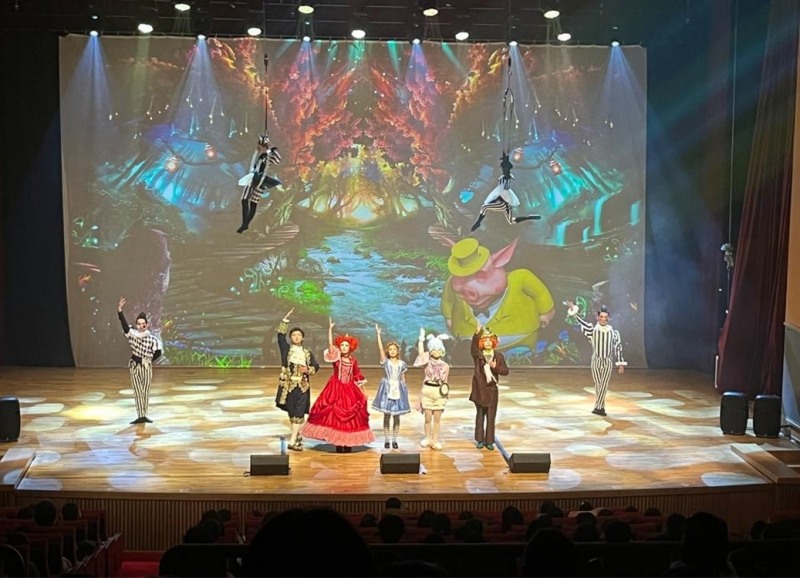 '이상한 나라의 앨리스' 어린이 뮤지컬 공연 모습 (사진제공 = 완도군)