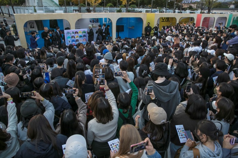 사진=K POP그룹 DKZ가 '캐스트파크'에서 팬들과 만나 자신들이 기획개발에 참여한 기업의 제품 관련 게임을 진행하고 있다. 제공= 한국국제문화교류진흥원