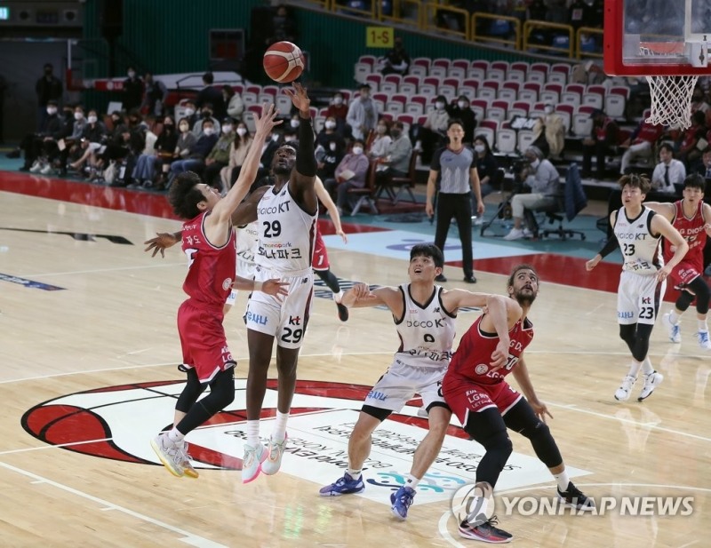 (창원=연합뉴스) 24일 경남 창원체육관에서 열린 '2022-2023 SKT 에이닷 프로농구 정규리그' 수원 KT 소닉붐과 창원 LG 세이커스 경기. LG 이재도가 슛하고 있다.