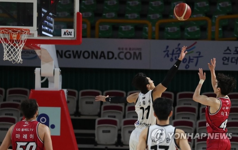 (창원=연합뉴스) 24일 경남 창원체육관에서 열린 '2022-2023 SKT 에이닷 프로농구 정규리그' 수원 KT 소닉붐과 창원 LG 세이커스 경기. LG 이재도가 슛하고 있다.