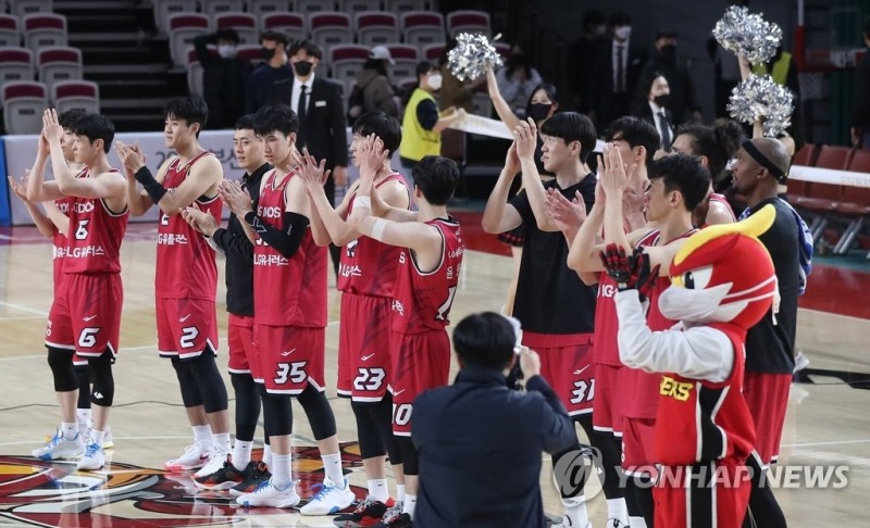 (창원=연합뉴스) 24일 경남 창원체육관에서 열린 '2022-2023 SKT 에이닷 프로농구 정규리그' 수원 KT 소닉붐과 창원 LG 세이커스 경기. KT에 85-66으로 승리한 LG 선수단이 팬에 인사하고 있다.