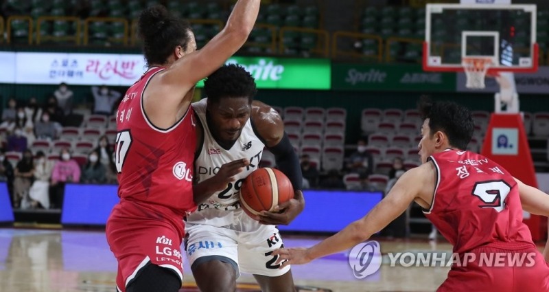 (창원=연합뉴스) 24일 경남 창원체육관에서 열린 '2022-2023 SKT 에이닷 프로농구 정규리그' 수원 KT 소닉붐과 창원 LG 세이커스 경기. KT 랜드리 은노코가 돌파하고 있다.