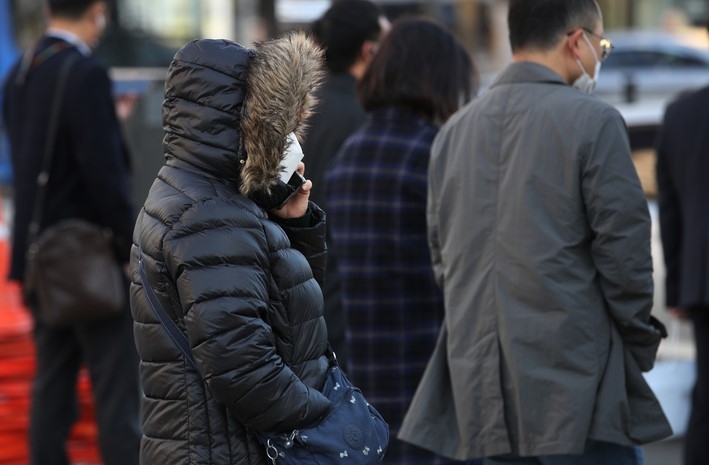 초겨울 날씨가 이어진 지난 12일 오전 서울 광화문 사거리에서 옷을 두텁게 입은 시민들이 출근하고 있다.