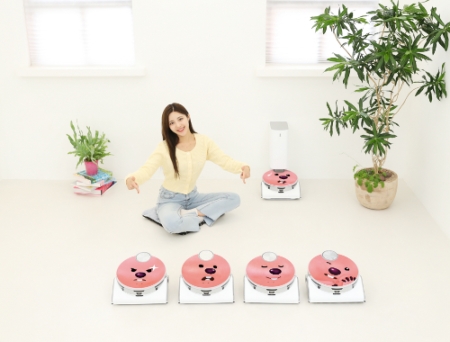 삼성전자가 로봇청소기 '비스포크 제트 봇 AI'에 적용하는 새로운 캐릭터를 '비스포크 제트 봇 AI 콜라보 서바이벌'을 통해 대거 공개했다. 잔망루피, 뽀로로, 꼬마버스 타요와 친구들, 미니특공대, 캐치! 티니핑, 메이플스토리. 붱철조교, 노티드, 블레오 등 총 9종의 캐릭터가 적용된 '비스포크 제트 봇 AI' 특별 패키지 이미지/ 사진 제공 = 삼성전자