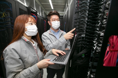 kt cloud 직원들이 하이퍼스케일 AI 존이 구축된 IDC에서 장비를 점검하고 있다