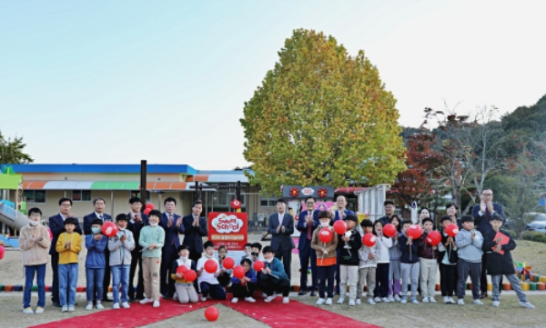 스위트스쿨 알림판기준 오른쪽 이진성 사업대표, 정태영 총장, 알림판 왼쪽 김동욱 진성초교장 /사진 제공=롯데제과