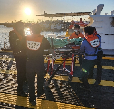 목포해경이 24일 진도군 조도에서 발생한 응급환자를 이송하고 있다 (사진제공 = 목포해양경찰서)