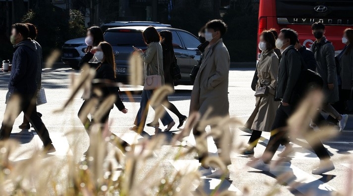 쌀쌀한 날씨가 이어지는 지난 25일 오전 서울 종로구 세종대로 인근에서 두꺼운 옷차림을 한 시민들이 이동하고 있다.