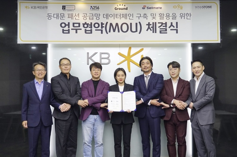 왼쪽에서 첫번째 윤진수 KB국민은행 테크그룹 대표, 오른쪽에서 두번째 조형일 위아더 대표