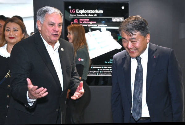 LG전자가 미국에 ‘LG 과학관(LG Exploratorium)’을 열고, 미래 주인공인 어린이들의 꿈과 희망을 응원한다. LG전자는 현지시간 25일 미국 뉴저지주(州) 잉글우드 클리프에 위치한 북미법인 신사옥에서 ‘LG 과학관’ 오픈 행사를 열었다. 행사에 참석한 짐 테데스코 버겐 카운티장과 LG전자 북미지역대표 윤태봉 부사장이 이야기를 나누고 있다.