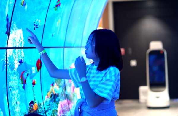 LG 과학관을 방문한 어린이들이 대화형 디지털 사이니지, 전기차 구동 시뮬레이터 등을 체험하고 있다.