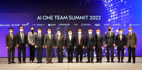 AI 원팀 서밋 2022에서 KT 구현모 대표(왼쪽에서 5번째)를 비롯한 AI 원팀 참여기관 대표자들이 행사를 마치고 기념사진을 촬영하고 있다. 왼쪽부터 한국투자증권 신봉관 본부장, 녹십자홀딩스 이진천 실장, ㈜한진 조현민 사장, LG전자 김병훈 부사장, KT 구현모 대표, 동원그룹 박인구 부회장, 우리은행 이원덕 은행장, KAIST 이광형 총장, 한양대학교 김우승 총장, 성균관대학교 신동렬 총장, 현대중공업그룹 김성준 부사장, 과학기술정보통신부 강도현 정보통신정책실장, ETRI 김명준 원장