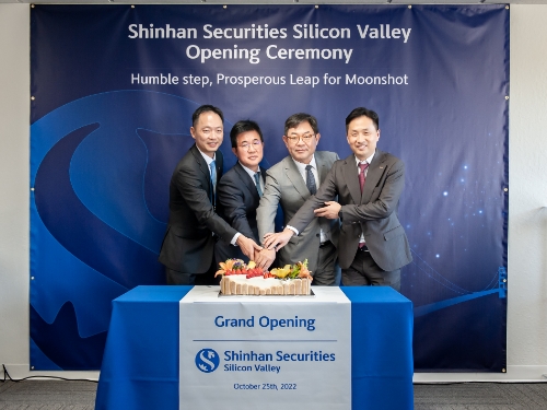 왼쪽부터 신한투자증권 정희준 실리콘밸리 사무소장, 신한투자증권 이영창 사장, 윤상수 샌프란시스코 총영사, 박용민 코트라 실리콘밸리무역관장이 신한투자증권 실리콘밸리 사무소 개소를 기념해 케이크를 커팅하고 있다. /사진제공=신한투자증권