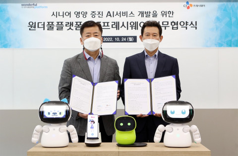 서울 마포구 상암동 CJ프레시웨이 상암본사에서 정성필 CJ프레시웨이 대표이사(오른쪽)와 구승엽 원더풀플랫폼 대표이사가 업무협약 체결 후 기념 촬영을 하고 있다